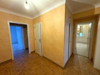 Ruim appartement in een rustige omgeving.Het is gelegen op de eerste verdieping en bestaat uit inkom, grote lichtrijke living met terras, badkamer met ligbad , 2 slaapkamers met aansluitend terras, kelder met veel opbergplaats en een afgesloten garage. Prijs 690 euro + 50 euro syndic.