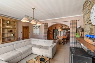 Leuke charmante woning met oprit, garage, 5 slk en stadstuin. INDELING: garage, gezellige leefruimte, keuken met extra ontbijthoek, apart...