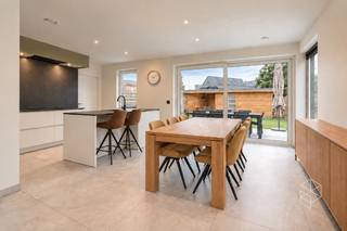 Deze hedendaagse halfvrijstaande woning is rustig gelegen in een doodlopende straat. <br />Indeling: inkomhal met gastentoilet en trap met trapverlichting, lichtrijke woonkamer met een royale zit- en eetruimte en een prachtig zicht op de tuin, volledig geïnstalleerde (incl. stoomoven) open keuken met keukeneiland. Via de keuken is er toegang tot de inpandige garage met aparte berging en wasplaats.<br />Op de eerste verdieping vind je vier ruime slaapkamers, grote badkamer met dubbele wastafel, bad en inloopdouche. De zolderverdieping is bereikbaar via een vaste trap en biedt ruimte voor een extra slaapkamer. <br />De tuin is voorzien van een omheining met toegansgpoort in hardhout, een terras en een grote tuinberging. Vooraan is de woning voorzien van een oprit met poortje naar de tuin. <br /><strong>EXTRA INFORMATIE:</strong><br />• 11 zonnepanelen <br />• Vloerverwarming op de benedenverdieping<br />• Elektrische rolluiken op de bovenverdieping<br />• Vliegenramen boven en beneden<br />• Voorziening voor airco en zonneluifel<br />• Vaste trap naar de tweede verdieping (extra slaapkamer mogelijk)<br />• Ventilatiesysteem D<br />• Regenwaterput 15.000l<br /><br />RICHTRIJS - 549.000 EUR - De vermelde prijs is een richtprijs: ieder bod (lager of hoger dan de richtprijs) wordt voorgelegd aan de eigenaars, die al dan niet kunnen ingaan op het voorstel.<br /><br />De foto’s van de leefruimte werden virtueel ingericht en dienen uitsluitend ter illustratie.<br /><br /><strong>BEZOEKMOMENT VRIJDAG 09/10 VAN 16U TOT 17U30 |<br /><u>Reserveer</u> tijdig uw afspraak!</strong> via 050 550 750 of info@perspectiefvastgoed.be
