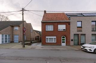 Voor meer info contacteer Eva via 0475 69 38 22 of via eva@vicusvastgoed.be<br /><br />STARTPRIJS: €150.000<br /><br />In de rustige en aangename Smissestraat in Wijnendale bevindt zich deze te renoveren woning boordevol potentieel, ideaal voor wie op zoek is naar een project om volledig naar eigen smaak in te richten. De woning is gelegen in een rustige, residentiële buurt met vlotte verbindingen naar Torhout en Brugge, en met winkels, scholen en openbaar vervoer in de nabije omgeving. Dankzij de praktische indeling en de ruime zolder biedt deze woning tal van mogelijkheden voor gezinnen of investeerders. <br /><br />Op het gelijkvloers beschikt de woning over een tweeledige woonkamer die zorgt voor een aangename leefruimte met verschillende inrichtingsmogelijkheden. Aansluitend bevindt zich de keuken en een extra berging, wat bijdraagt aan het dagelijks comfort en de praktische organisatie van de woning.<br /><br />De eerste verdieping telt drie volwaardige slaapkamers, ideaal voor een gezin of als extra werk- en hobbyruimtes.<br /><br />Een absolute troef is de ruime zolder, die kan worden ingericht als extra slaapkamer, bureau of polyvalente ruimte, waardoor de woonoppervlakte aanzienlijk kan worden uitgebreid.<br /><br />Deze woning biedt een unieke kans om een comfortabele en eigentijdse thuis te creëren op een aantrekkelijke locatie in Wijnendale.