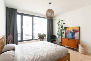 Op het eerste verdiep van dit kleinschalig gebouw vind je dit appartement 96m² dat in 2019 volledig werd vernieuwd. Geen klassieke renovatie maar een echte vernieuwbouw. Dit appartement maakt indruk met troeven als overvloedig natuurlijk licht en een moderne afwerking met hedendaags wooncomfort. Extra pluspunt: eens binnen hoor je niets van het bruisende buitenleven.<br /><br />Een open, volledig uitgeruste keuken met eiland (Siemens toestellen: koelkast, combi oven, vaatwasser en inductiekookplaat) loopt organisch over in de met licht overgoten leefruimte. Naast de keuken zit als bonus een grote berging. Het rustige terras van 6m², beschut genoeg om er ook in de koudere maanden nog in de zon te zitten. Slaapkamer één is 13m² met ingebouwde kast, de tweede is met 16m² ruim voldoende voor bed, bureau en extra kastruimte. De badkamer heeft een dubbele wastafel en inloopdouche. Apart gastentoilet.<br /><br />Afwerking & technische highlights:
<ul>
<li>Dit appartement verrast met duurzame en warme materialen</li>
<li>Prachtig houten parket</li>
<li>PVC-ramen met hoogrendementsglas</li>
<li>Hoogrendementsketel</li>
<li>Conforme elektrische installatie</li>
<li>Vernieuwbouw 2019, EPC A, lift</li>
<li>2 ruime slaapkamers: 13m² en 16m²</li>
<li>Inpandig terras: 6m²</li>
<li>Algemene kosten: 140 euro/maand</li>
<li>Kelderberging en fietsenstalling</li>
</ul>
De buurt? Dit appartement ligt middenin Borgerhout. Voor leuke dingen hoef je dus helemaal niet ver: denk aan pizza bij Graan, een paar huizen verderop. Voor koffie of brunch bij Butchers Coffee. En zodra de zon schijnt: Bar Bakeliet en Bar Chapelle, in een oude kapel met kloostertuin, een beetje verderop in de straat.<br /><br /><br />Voor meer info of een bezoek +32 3 225 00 68 of greetje@wellimmo.net