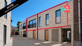 Ben je op zoek naar een instapklaar en energiezuinig appartement met twee ruime slaapkamers op de eerste verdieping, centraal gelegen en toch rustig gesitueerd? Dan is appartement B1.1 in Residentie Prinsenhof precies wat je zoekt! Dankzij de uitstekende ligging, de hoogwaardige afwerking en de vele troeven op vlak van comfort en energie biedt dit appartement alles wat je nodig hebt.<br /><br />Het appartement is gelegen in Residentie Prinsenhof, centraal aan het Kolonel Aertsplein, op wandelafstand van winkels, terrasjes en supermarkten. Dankzij het uitgebreide fietsnetwerk en het openbaar vervoer in de buurt is ook Maastricht op amper 10 minuten bereikbaar. Parkeren kan in de ondergrondse parkeergarage, bereikbaar via lift, met daarnaast een beveiligde fietsenstalling.<br /><br />INDELING<br />Eerste verdieping:<br />- Inkomhal<br />- Open woonkamer/keuken<br />- 2 slaapkamers<br />- Badkamer<br />- Apart toilet<br />- Berging<br />- Terras<br /><br />Kelder:<br />- Verplichte aankoop van een autostandplaats en kelderberging in de ondergrondse parkeergarage<br /><br />TROEVEN<br />+ Zeer stille en energiezuinige warmtepomp met ingebouwde boiler<br />+ Zonnepanelen op de platte daken<br />+ Ventilatiesysteem D met warmterecuperatie<br />+ Gunstige regeling onroerende voorheffing dankzij de hoge energiezuinigheid<br />+ ACTIE: € 5.000 korting op een autostandplaats!<br /><br />PRIJSOVERZICHT<br />Prijsberekening 6% btw (onder voorwaarden)<br />Totaal netto: € 299.000,00<br />+ 6% btw: € 17.940,00<br />Totaal incl. btw: € 316.940,00<br />Kelderberging: € 4.000,00 netto + 6% btw = € 4.240,00<br />Autostandplaats: € 29.531,00 netto + 6% btw = € 31.302,86<br />TOTAAL: € 352.482,86*<br /><br />Prijsberekening 21% btw<br />Totaal netto: € 299.000,00<br />+ 21% btw: € 62.790,00<br />Totaal incl. btw: € 361.790,00<br />Kelderberging: € 4.000,00 netto + 21% btw = € 4.840,00<br />Autostandplaats: € 29.531,00 netto + 21% btw = € 35.732,51<br />TOTAAL: € 402.362,51*<br /><br />*De algemene totaalprijzen zijn exclusief notariskosten, erelonen, kosten nutsvoorzieningen en kosten basisakte.<br /><br />Wil je dit appartement graag bezichtigen of wens je meer informatie? Contacteer ons en we helpen je dichtblij verder!