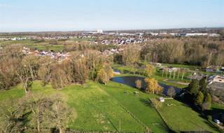 <p>Dit perceel met een oppervlakte van 5 are 51 centiare biedt zowel voor particulieren als ontwikkelaars een interessante opportuniteit.</p><p>De grond is geschikt voor het realiseren van een eengezinswoning, maar biedt eveneens potentieel voor het ontwikkelen van een meergezinswoning. In het verleden werd reeds een vergunning goedgekeurd voor de bouw van 2 appartementen, bestaande uit elk 2 volwaardige bouwlagen.</p><p>Gelegen in een aangename en rustige omgeving, met een vlotte verbinding naar invalswegen, winkels, scholen en openbaar vervoer.</p><p>Troeven:<br />Oppervlakte: 5a 51ca<br />Geschikt voor eengezinswoning<br />Mogelijkheid tot meergezinswoning<br />Eerder vergund voor 2 appartementen<br />Goede bereikbaarheid<br />Interessante investering of projectgrond</p><p>Contacteer ons voor meer informatie of een plaatsbezoek.</p>
