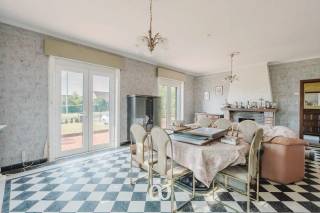 Op zoek naar een stevige basis op een prachtige locatie met een adembenemend uitzicht? Deze woning in het charmante gehucht De Klijpe, aan de rand van Ronse, biedt precies dat. Met een bewoonbare oppervlakte van 190 m² en een perceel van 617 m² geniet u hier van volledige privacy en een schitterend zicht op de flanken van de Hotond. Dankzij de centrale ligging bent u binnen enkele minuten in het centrum van Ronse, met alle voorzieningen binnen handbereik. Ook Kluisbergen en Oudenaarde zijn eenvoudig bereikbaar.<br /><br />De woning zelf is een open bebouwing uit 1955, met een grote kelder die plaats biedt aan een garage, sauna en diverse bergingen. Op het gelijkvloers komt u binnen via een uitnodigende inkomhal die leidt naar een ruime woonkamer met haardvuur, een kleinere lounge en een keuken met mooi uitzicht. Op de eerste verdieping bevinden zich vier slaapkamers, waarvan één kleiner, en een badkamer die zowel vanuit de nachthal als de master bedroom bereikbaar is. Een praktische zolder is toegankelijk via een uitschuifbare trap, met mogelijkheden om hier een vaste trap te plaatsen.<br /><br />Deze woning vormt een uitstekende basis om volledig naar eigen smaak te renoveren en zo uw woondroom te realiseren. Met een garage en een verzorgde tuin rondom, biedt deze woning niet alleen ruimte en comfort, maar ook een sfeervolle leefomgeving om dagelijks van het unieke uitzicht te genieten. Neem snel contact op voor meer informatie of een afspraak ter plaatse.