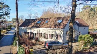 Zeer rustig en residentieel gelegen nabij golf-en meerdomein op 15 are 27 ca met openluchtzwembad. <br />Omvat: inkomhal, ruime living van 64m² met open ingerichte keuken, 2e living met kitchenette (38m²) of eventueel dienstig als bureelruimte/praktijkruimte of kangoeroewoning, berging, cv-ruimte, 3 slaapkamers, 3 bad/douchekamers en bureelhoek op mezzanine. Totale vloeroppervlakte: 269m². <br />De woning werd in 2002 verbouwd en in 2008 vergroot.<br />Elektriciteit is conform. Cv op aardgas. KI: 2.392 euro.<br />EPC: 263 kWh/m² jaar - energielabel C - UC:3799821-RES-1.<br />Afzonderlijk is er een carport/tuinhuis.<br />Stedenbouwkundige vastgoedinfo: vergunning uitgereikt - woonpark = residentieel woongebied - niet gelegen in verkaveling - geen voorkooprecht ruimtelijke ordening - geen rechterlijke herstelmaatregel of bestuurlijke maatregel opgelegd.<br />Niet overstromingsgevoelig - gebouwscore A - perceelscore A.