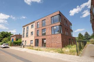 Casco handelspand met mogelijkheden<br /><br />Verkoop onder registratierechten<br /><br />Grote polyvalente ruimte<br /><br />Mog. tot aankopen parkeerplaatsen