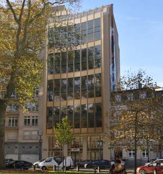 <p><strong>Beschikbare oppervlakte: van 262 m² tot 623 m²</strong></p>
<p>Gelegen aan de prestigieuze Louizalaan is L375 een iconisch kantoorgebouw, ontworpen om een uitzonderlijke werkervaring te bieden. Het gebouw combineert duurzaamheid, esthetiek en menselijke schaal om een optimale werkomgeving te creëren in het hart van Brussel.</p>
<p>De kantoorruimtes, badend in natuurlijk licht, bevorderen het welzijn van medewerkers en vergroten hun betrokkenheid op de werkvloer. Meerdere terrassen met een adembenemend uitzicht op de Koninklijke Tuin bieden een rustgevende en inspirerende plek voor uw dagelijkse pauzes.</p>
<p><strong>Diensten &amp; Faciliteiten:</strong></p>
<ul>
<li>
<p>Vergaderruimtes</p>
</li>
<li>
<p>Restaurant</p>
</li>
<li>
<p>Conciërgeservice</p>
</li>
<li>
<p>Fietsenstalling (36 plaatsen)</p>
</li>
<li>
<p>Aangelegde terrassen &amp; tuinen</p>
</li>
<li>
<p>Verwarming via fotovoltaïsche panelen</p>
</li>
</ul>
<p><strong>Labels &amp; Certificeringen:</strong></p>
<ul>
<li>
<p>BREEAM: Excellent</p>
</li>
<li>
<p>WELL: Bronze</p>
</li>
<li>
<p>EPB: B+</p>
</li>
</ul>
<p><strong>Toegankelijkheid:</strong></p>
<ul>
<li>
<p>Tram: 335 m</p>
</li>
<li>
<p>Bus: 441 m</p>
</li>
<li>
<p>Metro: 2 km</p>
</li>
<li>
<p>Brussels Nationaal Luchthaven: 12 km</p>
</li>
</ul>