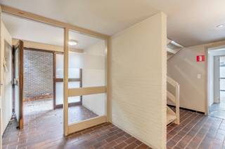 Het pand dat recent heeft dienst gedaan als kantoor is rustig (residentieel) gelegen doch op wandelafstand (250m) van het centrum van Genk...