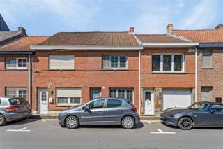 Deze woning is gelegen in het gezellige Klein-Willebroek.Op de gelijkvloerse verdieping van deze gerenoveerde woning bevindt zich een woonkamer,...
