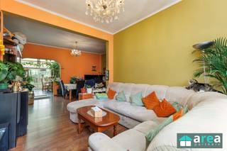 <p><span>Woning (104m²) met 3 slpk, zonnepanelen en airco in Wilrijk</span></p><p><span> </span></p><p><span>Ligging: Deze woning bevindt zich in centrum Wilrijk nl. De Bist, op wandelafstand van winkels, openbaar vervoer en parken, denk maar aan Steytelinck en Park van Eden. Hier heb je een ideale verbinding met het centrum van Antwerpen en vlakbij de opritten E19 & A12.</span></p><p><span> </span></p><p><span> </span></p><p><span>Indeling: </span></p><p><span>We betreden de woning via de inkomhal (7,5 m²) die meteen toegang geeft tot de royale leef- en eetruimte (34 m²), die door de grote raampartijen geniet van bijzonder veel natuurlijk lichtinval. Doorlopend bevindt zich de functioneel ingerichte keuken (5 m²). Aansluitend aan de keuken stappen we in de veranda (12 m²), die een mooi uitzicht biedt op de groene, oostgerichte tuin (106 m²).<br />De praktische badkamer (7 m²) op het gelijkvloers is voorzien van een bad, een toilet en een lavabo met handige kastruimte. </span></p><p><span><br />Via de nachthal (2,5 m²) op de eerste verdieping bereiken we de drie ruime slaapkamers van respectievelijk 18 m², 12 m² en 6 m². </span></p><p><span> </span></p><p><span>Deze woning beschikt verder over extra comfort dankzij elektrische rolluiken, airco (3 units), 12 zonnepanelen en 2 thuisbatterijen van elk 5 kW. </span></p><p><span> </span></p><p><span> </span></p><p><span>Troeven:<br />- Grote tuin</span></p><p><span>- EPC C: 224 kWh/m² jaar</span></p><p><span>- 12 zonnepanelen & 2 thuis batterijen</span></p><p><span>- Dak geïsoleerd & Airco</span></p><p><span> </span></p><p><span>Voor meer informatie kan u terecht bij Area Partners: Info@area.be of 03/284.60.60</span></p><p><span> </span></p><p><span> </span></p>
