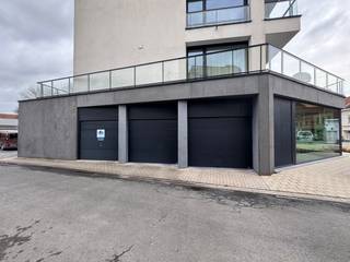 Vlot bereikbare garagebox gelegen in Residentie Luminis, op een ideale locatie in centrum Meulebeke. Elektriciteit en lichtpunt voorzien in de garagebox (afmetingen 3m X 5,46m). Prijs exclusief kosten.<br />Contacteer Sebastien voor bijkomende inlichtingen of een vrijblijvend plaatsbezoek op het nummer 0477 09 09 09.