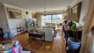 Dit ruim hoek appartement (ca 125m²) is gelegen op de vierde verdieping van een gebouw uit 2002 met lift.  Makkelijk bereikbaar met openbaar vervoer...