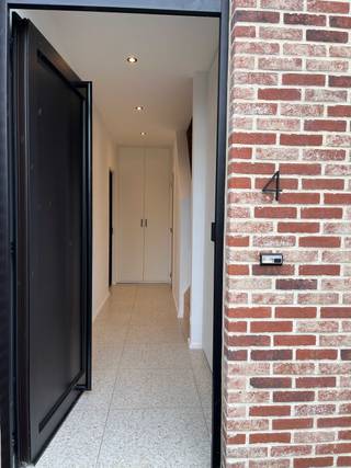 Ontdek onze prachtige instapklare halfopen woning uit 2023, gelegen in een doodlopende straat.- EPC A + (-8)- 15 zonnepanelen- Diepe zuid gerichte...