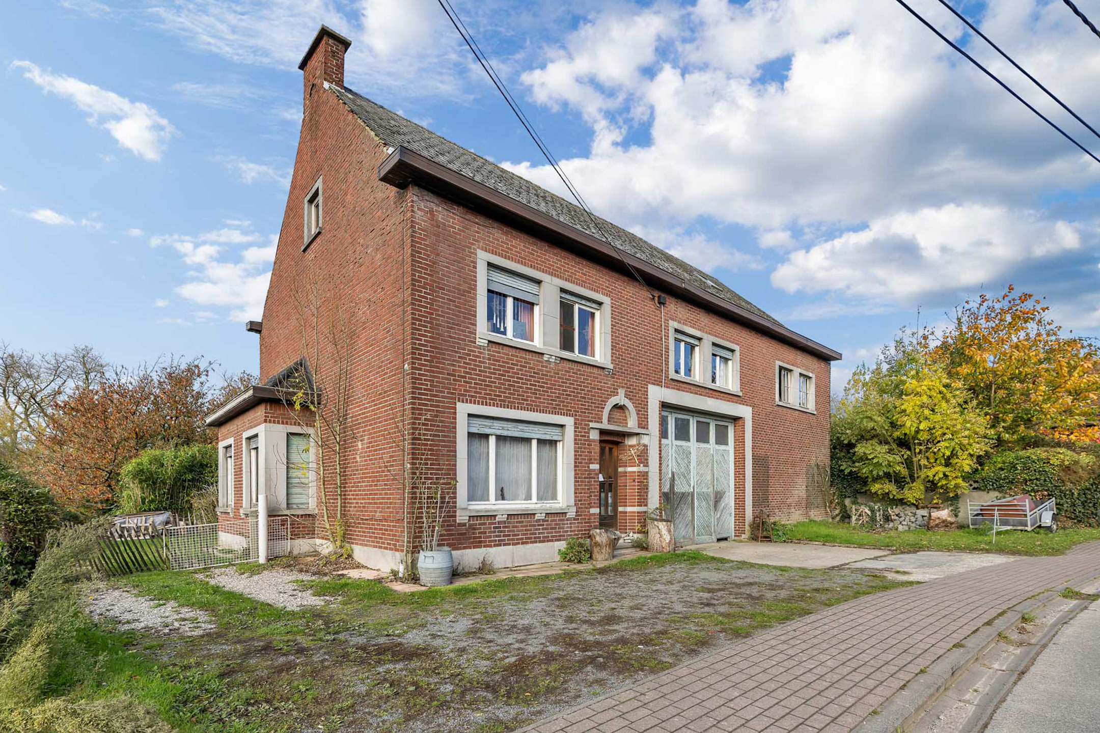 Woning met loods en 510 m² bewoonbare oppervlakte in Velzeke - foto 1