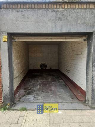<p><span>centraal gelegen garage annex berging, vrij vanaf 01/09/2026</span></p>