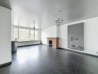 Vous recherchez un endroit confortable à Merksem ? Cet appartement lumineux situé au deuxième étage combine un emplacement central avec un aménagement élégant et tout le confort moderne. Situé sur la Lambrechtshoekenlaan, vous vivez ici à deux pas des commerces, des transports en commun et des routes d'accès.<br /><br />Aménagement du deuxième étage sans ascenseur :<br /><br />-Espace de vie et cuisine (40 m²) : salon spacieux et ouvert avec une cuisine entièrement équipée avec plaque à induction, four, réfrigérateur, congélateur, double évier et lave-vaisselle.<br />-Chambre 1 (15 m²) : chambre principale complète.<br />-Chambre 2 (8 m²) : idéale comme deuxième chambre, bureau ou dressing avec accès à la terrasse<br />-Salle de bain : équipée d'un combiné baignoire-douche, uniquement d'un meuble vasque et de raccords pour machine à laver et sèche-linge.<br />-WC séparés : Pratiquement séparés de la salle de bain.<br />-Rangement : espace de rangement supplémentaire pratique dans l'appartement.<br />-Terrasse (2,5 m²) : terrasse agréable pour se détendre à l'extérieur.<br />-Entreposage au sous-sol : espace de rangement privé supplémentaire au sous-sol.<br /><br />Détails :<br /><br />-Efficacité énergétique (EPC B)<br />-Rangement au sous-sol inclus<br />-Proche des transports en commun et des routes de Merksem<br />-Coût commun 145 euros par mois, chauffage et eau compris<br />-Disponible immédiatement