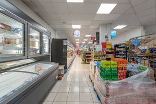 <p>Zeldzame en strategische investeringskans in het hart van Bockstael, een van de meest dynamische handelswijken in het noorden van Brussel. Handelsruimte van <strong>428 m², verhuurd aan Carrefour Express tot 14/04/2029</strong>, met een jaarlijkse huurinkomst van <strong>€133.407</strong>, wat zorgt voor stabiele en zekere inkomsten.</p>
<p>Uitstekende ligging omringd door bekende merken zoals Brico, Pearl, Kruidvat en Ladbrokes, wat een constante klantenstroom garandeert. Gemakkelijk bereikbaar met de auto met parkeergelegenheid in de buurt en goed bediend door het openbaar vervoer, met optimale zichtbaarheid voor elke handelsactiviteit.</p>
<p>Ideale opportuniteit voor investeerders die hun portefeuille willen diversifiëren met een kwalitatief commercieel pand in een gegeerde buurt. Aantrekkelijk rendement en sterk potentieel voor waardestijging op lange termijn. <strong>Commissie van 3% + btw ten laste van de koper.</strong></p>