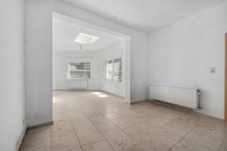 <p>Ruime gesloten bebouwing in Dendermonde/Oudegem, centraal gelegen nabij scholen en openbaar vervoer.</p>
<p>Deze grotendeels gerenoveerde woning combineert een praktische ligging met verrassend veel ruimte en comfort. Dankzij de vlotte verbinding naar winkels, scholen en openbaar vervoer geniet u hier van een ideale uitvalsbasis in het centrum van Dendermonde. De woning beschikt over maar liefst vijf slaapkamers en twee badkamers, waardoor ze perfect geschikt is voor grote gezinnen of wie extra ruimte zoekt voor hobby of thuiswerk. Het grote terras vormt een aangename buitenruimte om te ontspannen of gasten te ontvangen. Bovendien zorgen de recente renovaties voor een frisse en instapklare uitstraling.</p>
<p> </p>
<p>• Inkomhal met toegang tot de leefruimtes.<br />• Ruime woonkamer met aangename lichtinval.<br />• Functionele keuken uitgerust met keramische kookplaat, oven, dampkap, koelkast met vriesvak en spoeltafel.<br />• Praktische berging met aansluiting voor wasmachine en droogkast.<br />• Tweede berging voor extra stockage.<br />• Vijf volwaardige slaapkamers met diverse indelingsmogelijkheden.<br />• Twee badkamers voorzien van ligbad, toilet en wastafel.<br />• Groot terras met voldoende plaats voor een gezellige zithoek.<br />• Garage met automatische garagepoort.</p>
<p>• Centrale ligging nabij scholen, winkels en openbaar vervoer.<br />• Ruime woning met vijf slaapkamers, twee badkamers en groot terras.<br />• Grotendeels gerenoveerd en instapklaar.</p>
<p>Neem vandaag nog contact op met je ERA-makelaar voor een bezoek.JOUW DROOMHUIS. ZO GEVONDEN!</p>