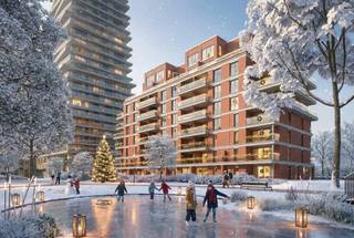 In de bruisende stadswijk Oosteroever stellen we met trots residentie Park 27 voor: een hedendaags nieuwbouwproject op een unieke locatie aan de Belgische kust, tegenover het groene park Central@Sea.
In het project zitten heel wat investeringsopportuniteiten alsook royale appartementen voor permanente bewoning. De 60 appartementen met 1, 2 of 3 slaapkamers zijn ontworpen met oog voor comfort, privacy en esthetiek. Grote raampartijen met zonwerend glas, doorzonappartementen met veel lichtinval, en ruime terrassen van 10 tot maar liefst 97 m² waar je volop geniet van het open parkzicht. Bewoonbare oppervlaktes variëren van 59 tot 182 m².
De tijdloze architectuur – met duurzame baksteen en elegante aluminium ramen – sluit naadloos aan bij de omgeving. Alle appartementen beschikken over een hoogwaardige afwerking, volledig uitgeruste keukens en badkamer(s), en een doordachte indeling met maximale privacy.
Daarbovenop geniet je van een uitstekende ligging: vlak bij het strand, op wandelafstand van winkels en horeca, en met de overzetboot naar de stad binnen handbereik. Ondergrondse parkeerplaatsen en private bergingen zijn beschikbaar.
Ontdek het volledige masterplan en het actuele aanbod via 050 70 81 74, hello@keyimmo.be of op www.keyimmo.be/oosteroever