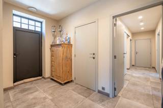 Century21 ImmoNero presenteert deze prachtig gerenoveerde bungalow woning van 221m² met uitzonderlijke afwerking, in een schitterende parktuin van 3.771m² welke u absolute rust en privacy waarborgt Via de electrische toeganspoort komt u het domein binnen langs de brede, verlichte privéoprit met een 6 tal parkeerplaatsen. De bungalow welke zeer grondig en volledig werd vernieuwd in 2020 -2025 biedt vervolgens: Inkom met WC, schitterende living met hypergeinstalleerde keuken van 78m², welke naadloos doorloopt in de prachtig aangelegde terrassen met subliem zicht op de parktuin; Ingerichte wasplaats 7m² en 2 kinderkamers van elk 12m² met ingemaakte kasten, Douchekamer; Masterbedroom bestaande uit Ingerichte dressing, kamer 26m² en en suite badkamer. Grote garage van 21m², Carport voor 2 wagens en tuinberging. Verwarming met Warmtepomp, zonnepanelen en Airco in alle ruimtes. Alu ramen, ventilatie D, Laadpaal, Camerabewaking rondom, Electriciteit is conform. EPC = B