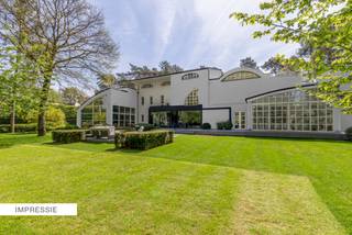 Villa onder moderne architectuur met binnenzwembad in de meest gegeerde villawijk van Schilde. In de directe omgeving zijn scholen en...