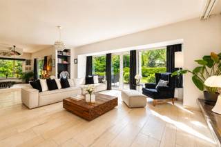 <h1><span><br />Charmante villa grenzend aan de Kalmthoutse Heide</span><span><br /><br />Ligging</span><span><br /><br />Deze charmante villa bevindt zich op een uitstekende locatie in Heide-Kalmthout, met scholen, winkels en openbaar vervoer op korte afstand. De woning beschikt over een ruim perceel van 3.000 m² en een bewoonbare oppervlakte van 386 m².</span><span><br /><br />Indeling</span><span><br /><br />Via de inkomhal betreedt u de riante en lichtrijke leefruimte met houthaard. De aparte keuken met eetkamer biedt een aangenaam zicht op de groene tuin.<br /><br />Verder zijn er gezellige en zonnige terrassen, zowel aan de voor- als achterzijde van de woning. Daarnaast bevindt zich op het gelijkvloers een praktische wasplaats, een apart toilet en een polyvalente ruimte die momenteel wordt gebruikt als praktijkruimte.<br /><br />Op de eerste verdieping bevinden zich vier volwaardige slaapkamers en een badkamer, uitgerust met een dubbele wastafel, ligbad en toilet. De masterbedroom met ensuite badkamer is voorzien van een dubbele wastafel, douche, ligbad en toilet. Bovendien beschikken de kamers over een balkon met zicht op het groen. Daarnaast zijn er een zolder en een kelder aanwezig.<br /><br />Verder beschikt de woning over een riante garage.<br /><br />De zonnige, groene tuin vormt een oase van rust waar u in alle privacy kunt genieten. Achteraan de tuin bevindt zich het Grenspark de Kalmthoutse Heide.</span><span><br /><br />Troeven</span><span>:<br /><br />- Toplocatie<br />- 4 ruime slaapkamers<br />- EPC: 274 kWh/m²<br />- Zonnige, groene tuin<br />- Grenzend aan de Kalmthoutse Heide <br /><br /></span><span>Omschrijving</span><span><br /><br />Deze woning combineert ruimte, comfort en een uitstekende ligging in Heide-Kalmthout. Ideaal voor gezinnen die op zoek zijn naar een warme thuis met veel ruimte en mogelijkheden, op een rustige en groene locatie.</span><span><br /><br />Interesse?</span><span><br /><br />Wacht niet te lang en plan vandaag nog uw bezoek!</span><span><br /><br /><br /></span></h1><p><span> </span></p>