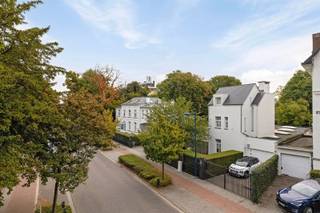 <h3><span>Te huur | Exclusieve karakterwoning met koetshuis, parktuin, tennisveld én indoor zwembad</span></h3><p><span>Wonen in een uitzonderlijk groen kader, met ruimte, privacy en ontspanning binnen handbereik? Deze unieke eigendom combineert de charme van een statige villa met de grandeur van een uitgestrekte parktuin, een eigen tennisveld én een indoor zwembad.</span></p><p><span>De woning onderscheidt zich door haar elegante architectuur en karaktervolle uitstraling. De omliggende parktuin vormt een groene oase waar rust en privacy centraal staan. Ook het authentieke koetshuis geeft de eigendom een extra dimensie en draagt bij aan het unieke karakter van het geheel.</span></p><p><span>Ideaal als polyvalente ruimte, atelier, kantoor of praktijk. </span></p><p><span>Een uitzonderlijke woonbeleving waar karakter, natuur en luxe samenkomen.</span><span> Een unieke kans voor wie op zoek is naar een bijzondere huurwoning met een eigen parktuin, tennisveld, indoor zwembad en koetshuis.</span></p>