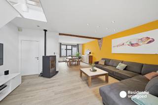 Op zoek naar een ruime en gerenoveerde woning? Deze karaktervolle woning in Oostende biedt maar liefst zes slaapkamers, een ruime leefruimte, een grote keuken, een aangename tuin met uitweg achteraan en een ruime garage/opslagplaats. Dankzij de veelzijdige indeling is dit een ideale woning voor een groot gezin, wie graag thuis werkt of gewoon nood heeft aan extra ruimte.<br /><br />Via de inkomhal komen we in de gezellige living, voorzien van een parketvloer, centrale verwarming en een trap naar de verdiepingen. Aansluitend bevindt zich de bijzonder ruime keuken met tegelvloer en twee lichtkoepels die zorgen voor een aangename natuurlijke lichtinval. De keuken is uitgerust met een praktisch kookeiland, gasfornuis, dampkap, natuurstenen werkblad, vaatwasmachine, koelkast, anderhalve spoelbak en een liftdeur voor de microgolfoven. Er is bovendien voldoende ruimte voor een diepvries.<br /><br />Op het gelijkvloers bevinden zich verder een bureau of berging, een afzonderlijk toilet en een ruime badkamer met inloopdouche, dubbele lavabo met meubel en toilet. Achteraan beschikt de woning over een overdekt gedeelte dat extra mogelijkheden biedt als bergruimte, hobbyruimte of beschutte buitenruimte.<br /><br />Een absolute troef is de aangename tuin met terras en uitweg achteraan. De ruime garage/opslagplaats van ongeveer 40 m² is bijzonder praktisch en biedt voldoende plaats voor een wagen, fietsen, materiaal of hobby's.<br /><br />Op de eerste verdieping bevinden zich drie slaapkamers, waarvan één voorzien is van ingemaakte kasten, evenals een apart toilet. De tweede verdieping beschikt opnieuw over drie slaapkamers en een berging die nog verder kan worden afgewerkt. In totaal beschikt de woning hierdoor over maar liefst zes slaapkamers, wat bijzonder veel mogelijkheden biedt voor gezinnen of wie meerdere kamers wenst in te richten als bureau, hobby- of logeerkamer.<br /><br />Ook op technisch vlak beschikt de woning over interessante troeven. Er is centrale verwarming op aardgas, een zonneboiler, een installatie van 12 zonnepanelen met groenestroomcertificaten en heeft een EPC B. Daarnaast is er een ruime regenwaterput van maar liefst 52.000 liter, aangesloten op de toiletten, wasmachine en buitenkraan. De aanwezige pelletkachel kan eventueel worden overgenomen.<br /><br />Boven de woning bevindt zich bovendien nog een ruime zolder van ongeveer 36 m², voorzien van een OSB-vloer, onderdak en vloerisolatie. Deze ruimte zorgt voor heel wat extra bergruimte en biedt eventueel mogelijkheden voor verdere inrichting.<br /><br />Een woning met bijzonder veel mogelijkheden en ruimte, gelegen in Oostende. Zeker een bezoek waard!<br /><br />Contacteer ons en plan uw bezoek in!