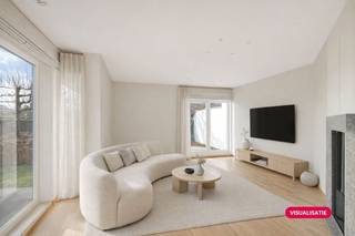 In een van de meest gegeerde en rustige residentiële wijken van Knokke-Heist bevindt zich deze recente villa, een uitzonderlijke woning waar comfort, energiezuinigheid en ligging samenkomen. Met een panoramisch uitzicht over de uitgestrekte polders biedt deze villa een unieke combinatie van rust en openheid, terwijl u toch vlakbij het strand, winkels en het openbaar vervoer bent.De villa is gebouwd op een royaal perceel van 1.362 m² en beschikt over alle hedendaagse technieken die bijdragen aan een duurzaam en zorgeloos wooncomfort. Zonnepanelen, laadpaal en een warmtepomp zorgen voor een energie-efficiënte levensstijl, zonder in te boeten op luxe. Binnenin geniet u van 361 m² bewoonbare oppervlakte, verdeeld over drie volwaardige slaapkamers, een ruime en lichtrijke badkamer, en een ingebouwde sauna die zorgt voor een vleugje wellness in eigen huis.De woning beschikt verder over een ruime inpandige garage én extra parkeermogelijkheden op de oprit, ideaal voor bezoekers of gezinnen met meerdere wagens.Dit is een zeldzame opportuniteit voor wie op zoek is naar een instapklare villa met een adembenemend uitzicht.Uniek vastgoed te koop in Knokke-Heist!Deze AI-visualisaties zijn bedoeld als inspiratie. Er werd geen rekening gehouden met technische specificaties, stedenbouwkundige voorschriften of de concrete mogelijkheden tot realisatie.