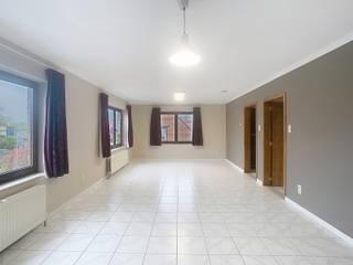 Ruim bel-etage appartement met drie slaapkamers!Bij het betreden van het appartement kom je terecht in een zeer ruime leefruimte, waar grote ramen...