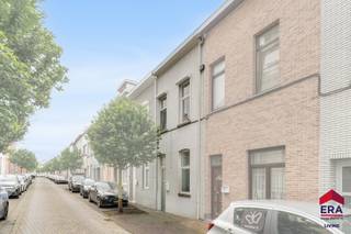 [[ DIT PAND NEEMT DEEL AAN DE ERA OPEN HUIZEN DAG OP 13/6 VAN 16:00 TOT 17:00 ]]
<p>Ben je op zoek naar een stadswoning met 3 slaapkamers in het centrum van Aalst? Gevonden!</p>

<p>Op een uitstekende locatie in het hart van Aalst bevindt zich deze woning met drie slaapkamers. Dankzij de centrale ligging woon je op wandelafstand van het station, het OLV-Ziekenhuis, winkels, scholen en openbaar vervoer. Bovendien geniet je van een vlotte verbinding naar de E40 en alle voorzieningen die de stad te bieden heeft. Vergeet ook het gunstig EPC-label B en conforme elektrische keuring niet!</p>

<p>Bij het betreden van de woning kom je binnen via de inkomhal met gastentoilet. Verder beschikt het gelijkvloers over een praktische bijkeuken/wasplaats/berging/bureau, een ingerichte keuken en een verrassend ruime, lichtrijke leefruimte met plaats voor zowel een gezellige zithoek als een volwaardige eetkamer. De grote leefruimte vormt zonder twijfel het kloppend hart van de woning met directe toegang tot de aangename tuin met terras. <br />Op de eerste verdieping bevindt zich een ruime slaapkamer van maar liefst 16m², een moderne badkamer en een apart toilet. De tweede verdieping telt nog twee bijkomende slaapkamers van respectievelijk 14m² en 10m², ideaal als kinder-, logeer- of bureauruimte. De praktische indeling maakt deze woning geschikt voor gezinnen, starters of investeerders die op zoek zijn naar een centraal gelegen eigendom met potentieel.</p>

<p>Benieuwd naar deze centraal gelegen woning in Aalst? Contacteer ons vandaag nog voor een bezoek en ontdek zelf de mogelijkheden van deze eigendom!</p>
