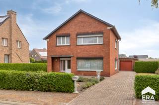 <p><span>Rustig gelegen woning met 3 slaapkamers nabij winkels, scholen, openbaar vervoer en sport- en recreatiefaciliteiten. Bovendien zijn de invalswegen richting Eindhoven en Hasselt vlot bereikbaar.</span></p><p><span>Dankzij het ruime perceel is er volop plaats om te genieten van het buitenleven en biedt de tuin tal van mogelijkheden.</span></p><p><strong>Troeven:</strong></p><p><span>·</span><span> </span><span>Rustige ligging met alle nodige voorzieningen nabij</span></p><p><span>·</span><span> </span><span>3 slaapkamers</span></p><p><span>·</span><span> </span><span>Mooi perceel van 8 are</span></p><p><span>·</span><span> </span><span>Veranda met zicht op de tuin</span></p><p><span>·</span><span> </span><span>Vrijstaande garage</span></p><p><span>·</span><span> </span><span>Vlotte bereikbaarheid naar de invalswegen</span></p><p><span>Indeling gelijkvloers: inkomhal, woonkamer, keuken, badkamer, wasplaats, toilet, veranda.</span></p><p><span>Verdieping: nachthal, slaapkamer, slaapkamer, slaapkamer en zolder.</span></p>
