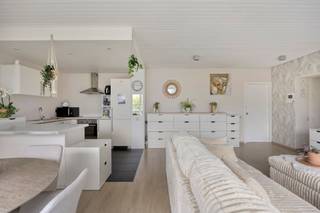 <p><span>Comfortabel wonen op de Fruithoflaan: Lichtrijk 1-slaapkamerappartement met ruim terras!</span></p><p><span>Droomt u van zorgeloos en energiezuinig wonen op een gegeerde toplocatie? Dit uitstekend onderhouden 1-slaapkamerappartement bevindt zich op de derde verdieping van een goed onderhouden gebouw op de populaire Fruithoflaan te Berchem. Het gebouw beschikt over een lift én het comfort van een conciërge. Met een moderne warmtepomp, dubbele hoogrendementsbeglazing, een gunstige EPC B-score (110 kWh/m²), conforme elektriciteit én een asbestveilig attest woont u hier 100% zorgeloos. Voeg daar nog het prachtige zicht op de rustgevende, gemeenschappelijke binnentuin aan toe en u geniet van een uitzonderlijk wooncomfort!</span></p><p><span> </span></p><p><span>Woonkamer, Open keuken & Bijkeuken</span></p><p><span>Zodra u de leefruimte binnenstapt, valt de enorme lichtinval en het ruimtelijke gevoel op dankzij de royale raampartijen. De moderne open keuken is naadloos geïntegreerd en volledig geïnstalleerd met alle nodige inbouwtoestellen voor optimaal kookplezier. </span></p><p><span> </span></p><p><span>Slaapkamer & Badkamer</span></p><p><span>De volwaardige slaapkamer is een oase van rust en reeds voorzien van praktische, op maat gemaakte inbouwkasten. De verzorgde badkamer is ingericht met een heerlijk ligbad, een comfortabel douchescherm en een lavabomeubel. In de hal bevindt zich een apart gastentoilet en een aparte berging voor wasmachine en droogkast. </span></p><p><span> </span></p><p><span>Breed terras met groenzicht</span></p><p><span>Via de grote schuiframen in de leefruimte stapt u zo het ruime terras over de volledige breedte van het appartement op. Hier geniet u in alle rust van een heerlijk zicht op de fraai aangelegde gemeenschappelijke binnentuin, een uniek stukje groen en privacy midden in de stad.</span></p><p><span> </span></p><p><span>Toplocatie op de Fruithoflaan</span></p><p><span>De Fruithoflaan staat bekend om haar uitstekende levenskwaliteit. Winkels, supermarkten, parken, openbaar vervoer (tram en bus) en gezellige horeca bevinden zich op wandelafstand. Bovendien geniet u van een snelle verbinding naar het centrum van Antwerpen en de belangrijkste invalswegen (E19/A12/Ring).</span></p><p><span> </span></p><p><span>Kelder</span></p><p><span>Een privatieve kelderberging is eveneens inbegrepen in de prijs.</span></p><p><span> </span></p><p><span>Troeven</span></p><p><span>- Duurzaam & Toekomstgericht: Verwarmd via een warmtepomp, dubbele HR-beglazing en een uitstekend EPC B (110 kWh/m²).</span></p><p><span>- 100% Zorgeloos: Elektriciteit conform goedgekeurd en asbestveilig.</span></p><p><span>- Topterras: Breed terras over de volledige breedte van de woning met zicht op de binnentuin.</span></p><p><span>- Luxe & Comfort: Open keuken met alle toestellen, inbouwkasten in de slaapkamer en aparte wasberging.</span></p><p><span>- Goed onderhouden complex op de 3e verdieping met lift én conciërge.</span></p><p><span>- Toplocatie: Fruithoflaan te Berchem, nabij alle winkels, groen, OV en invalswegen.</span></p><p><span> </span></p><p><span>Kortom: een instapklaar, duurzaam en buitengewoon gezellig appartement op een toplocatie in Berchem. Plan snel uw bezoek!</span></p>