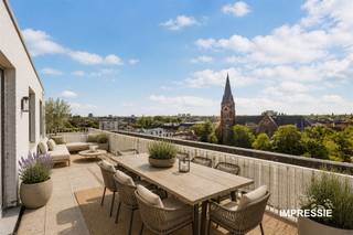 <p><strong>Vernieuwd dakappartement met zuidgericht dakterras en prachtig uitzicht</strong></p><p>Dit vernieuwde en lichtrijke appartement bevindt zich op de 7de en hoogste verdieping van een verzorgd gebouw met lift, tussen het centrum van Hoboken en Wilrijk. Dankzij de ligging als enige appartement op deze verdieping geniet u hier van extra rust en privacy.</p><p> </p><p>Via de private inkomhal komt u binnen in de hal met vestiairekast. De ruime living van ca. 32 m² biedt een aangename leefruimte met veel lichtinval. Aansluitend bevindt zich de recent vernieuwde keuken van ca. 5 m², praktisch ingericht en netjes afgewerkt.</p><p>Verder beschikt het appartement over een berging van ca. 2 m², een slaapkamer van ca. 10 m² met een aansluitende dressing van ca. 5 m² die perfect kan dienen als dressing, bureau of compacte tweede slaapkamer. De ruime badkamer van ca. 7 m² is uitgerust met een hoekbad, lavabo, toilet en voorzieningen voor wasmachine en droogkast.</p><p>De absolute troef is het grote zuidgerichte dakterras van ca. 24 m², waar u geniet van een prachtig open uitzicht en volop zon.</p><p> </p><p></p><p> </p><p><strong>Locatie</strong></p><p>Het appartement is centraal gelegen tussen Hoboken en Wilrijk, met winkels, scholen, openbaar vervoer en dagelijkse voorzieningen in de nabije omgeving. Dankzij de vlotte verbindingen naar belangrijke invalswegen en het centrum van Antwerpen woont u hier zowel rustig als strategisch.</p><p> </p><p></p><p> </p><p><strong>TROEVEN</strong></p><p>+ Dakappartement op de 7e en hoogste verdieping</p><p>+ Groot zuidgericht dakterras van ca. 24 m²</p><p>+ Recent vernieuwde keuken</p><p>+ Elektriciteit conform AREI tot 2051!</p><p>+ EPC-label C en asbestveilig</p><p>+ PVC ramen van 2016 en geïsoleerd dak</p><p> </p><p></p><p> </p><p>Stedenbouwkundig uittreksel in aanvraag.</p>