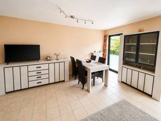<strong>Gezellig GEMEUBELD appartement met 1 slaapkamer gelegen op een toplocatie in het centrum van Tessenderlo (Tessenderlo-Ham). </strong><br /><br /><span><strong>Indeling:</strong></span><br />+ inkomhal met ruimte voor vestiaire<br />+ apart gastentoilet met handenwasser<br />+ ruime leefruimte met grote vitrinekast, dressoir met tv, eettafel met stoelen en salontafel<br />+ aangrenzend geïnstalleerde open keuken uitgerust met oven, microgolf, spoelbak, kookplaat en dampkap<br />+ berging<br />+ gezellige slaapkamer met bed en kledingkast<br />+ badkamer met modern lavabomeubel, douche én aansluiting voor WM/DK<br /><br /><span><strong>Energie &amp; technieken:</strong></span><br />+ EPC: 100 kWh/m²/jaar - Label A<br />+ UC: 3932805<br />+ Verwarming op gas - cv ketel<br /><br /><em><strong>Uiterst centrale ligging, nabij alle voorzieningen zoals winkels, horeca, scholen, sportcomplexen, openbaar vervoer en op- en afrit E313. </strong></em><br /><em><strong>Ideaal appartement voor een starterskoppel!!</strong></em>