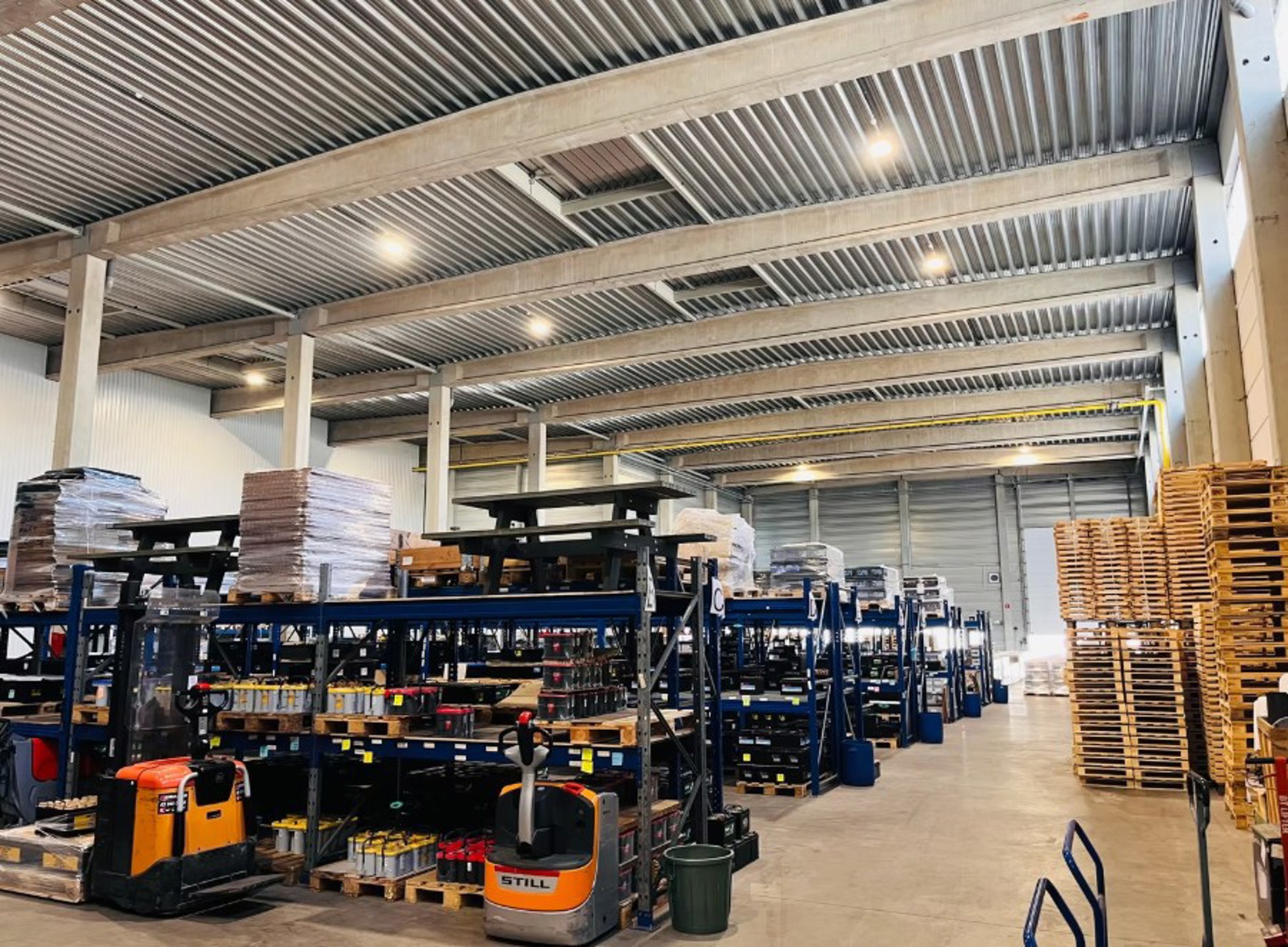 Malle: magazijn 4.340m² en kantoor 498m²  te huur  in de Industriezone van Malle - foto 4