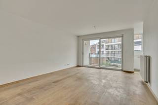 <p>Op een ideale locatie vlakbij de koninklijke Sint-Mariakerk en de Kruidtuin, op de 3e verdieping van een recent gebouw, bieden we dit prachtige appartement met twee slaapkamers van 87 m² + terras. Het biedt: een inkomhal, een grote lichtrijke woonkamer met open keuken en een terras op het oosten, twee ruime slaapkamers (12 m² en 14 m²), een badkamer, een apart toilet en een wasruimte. Kelder. Parkeerplaats: € 25.000. EPC: C+. Conform elektriciteit. U zult gecharmeerd zijn door de lichtinval, het terras en de nabijheid van alle voorzieningen. Mis deze kans niet!</p>