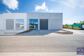 Deze schitterend gelegen NIEUWBOUW KMO-unit van 298m² situeert zich in het hart van de ambachtelijke bedrijfszone "Hoogmolen" te Kruishoutem en zit...