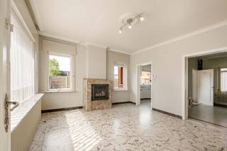 <u><strong>Vanaf 295.000 EURO!</strong></u><br /><br />Welkom in deze karaktervolle halfopen bebouwing op een ruim perceel van maar liefst 707 m² in het rustige Sint-Baafs-Vijve. Een unieke kans voor wie op zoek is naar ruimte, licht en de mogelijkheid om een woning volledig naar eigen smaak te renoveren!<br /><br /><u><strong>📍 Ligging:</strong></u><br />De woning is zeer aangenaam en rustig gelegen in Sint-Baafs-Vijve 🌳, met een uitstekende verbinding naar de E17 en de steden Kortrijk, Gent en Waregem. Op wandelafstand vind je alle nodige voorzieningen zoals een bakker, slager, school en bushalte 🚴♂️🚗. Ideaal voor wie houdt van een centrale maar toch rustige woonomgeving!<br /><br /><u><strong>🛋️ Indeling:</strong></u><br /><u>Gelijkvloers</u>:<br />Inkomhal met toegang tot de ruime, lichtrijke woonkamer die is opgedeeld in een sfeervolle zithoek en eetplaats 🌞. Aansluitend bevindt zich de keuken met zicht op de tuin. Via de veranda bereik je het bijgebouw en de binnentuin. De binnentuin geeft uit op een ruime schuur die perfect kan dienen als overdekte buitenruimte of hobbyplek, inclusief extra zolder voor opslag 🛠️. Verder is er een praktische bijkeuken/wasplaats en een apart toilet met doucheruimte.<br /><br /><u>1ste verdieping:</u><br />De nachthal biedt toegang tot 2 volwaardige slaapkamers en een ruime gloednieuwe badkamer met ligbad, douche en dubbel lavabomeubel 🛁.<br /><br /><u>Zolder</u>:<br />Via een vaste trap bereik je de volledig nieuw ingerichte masterbedroom. ✨<br /><br /><u>Tuin & Buitenruimte:</u><br />Links van de woning bevindt zich de grote, zongerichte en volledig omheinde tuin met terras 🌻. De tuin is toegankelijk via een dubbele poort, wat de mogelijkheid biedt om de wagen veilig op het perceel te parkeren 🚗. Een paradijs voor kinderen en huisdieren!<br /><br /><strong><u>Troeven van de woning:</u></strong><br />✔️ Ruime en lichtrijke leefruimtes <br />✔️ Enorm potentieel voor renovatie naar eigen smaak <br />✔️ Grote zonnige tuin met veel opbergruimte <br />✔️ Praktische schuur met extra zolderverdieping <br /><br /><u><strong>Energie & Duurzaamheid:</strong></u><br />☀️ Zonnepanelen aanwezig voor een gunstig verbruik<br />🏷️ Zolder reeds geïsoleerd<br />💧 Voorzien van regenwaterputten (toilet op aangesloten)<br />CV op aardgas (nieuwe REMEHA HR ketel)<br /><br />Interesse in deze topper? Neem snel contact op met<strong> Dominique +32 476 77 31 31</strong> of <strong>dominique@vastgoedcanniere.be</strong> en ontdek jouw toekomstige droomwoning!