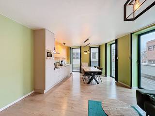 Het appartement kent de volgende indeling:Eerste verdieping:-Ruime inkomhal-Open leefruimte met keuken, voorzien van alle toestellen.-De leefruimte geeft uit op het bijzonder ruim terras dat rond het appartement ligt.-Apart toilet-Berging met aansluiting voor wasmachine en droogkast-Badkamer met douche en lavabomeubel-Twee volwaardige slaapkamersBijzonderheden:-Gemeubelde verhuur mogelijk-Beschikbaar per direct-EPC A-Fietsen- en vuilbakkenberging-Gemeenschappelijke kosten (provisie 100 euro/maand)