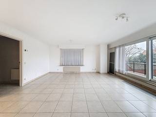 Nous proposons un appartement spacieux à louer à Waregem. Cet appartement offre une vue sur la verdure. Il dispose de 2 chambres, d'une salle de...