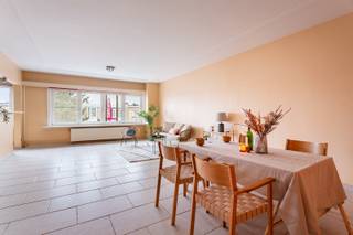 Dit netjes onderhouden tweeslaapkamerappartement bevindt zich op de bovenste verdieping van een kleinschalig gebouw op de rustige en groene Linkeroever. De ligging is een echte troef: je woont vlak bij winkels, scholen, openbaar vervoer en recreatie, met de Zeilplas Galgenweel op wandelafstand. Bovendien geniet je van een vlotte verbinding naar het centrum van Antwerpen.<br /><br />Via de inkomhal heb je toegang tot alle ruimtes. De leefruimte voelt licht en aangenaam aan en is, net zoals de rest van het appartement, afgewerkt met een onderhoudsvriendelijke tegelvloer. Aansluitend bevindt zich de keuken, die in zeer goede staat verkeert en praktisch is ingericht. Het appartement telt twee volwaardige slaapkamers; één daarvan biedt toegang tot een compact maar gezellig terras, ideaal voor een momentje buitenlucht.<br /><br />De badkamer is netjes onderhouden en uitgerust met een ligbad met douchefunctie, lavabo en extra opbergruimte. Verder is er een private berging aanwezig,. <br /><br />Het appartement heeft een EPC-score van 677 (label F), wat voornamelijk te wijten is aan het niet-geïsoleerde dak van deze bovenverdieping. Dit biedt meteen mogelijkheden voor wie graag investeert in een energiebewust toekomstplan.