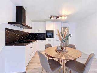 <h1><span>Instapklaar gelijkvloersappartement met garage</span></h1><h1><span>Op zoek naar een </span><span>energiezuinig </span><span>en volledig </span><span>instapklaar </span><span>appartement op een </span><span>uitstekende locatie</span><span>? </span></h1><h1><span>Dit prachtig </span><span>gerenoveerde gelijkvloerse appartement </span><span>bevindt zich vlak bij het centrum van Roeselare en de belangrijkste invalswegen.</span></h1><h1><span> </span></h1><h1><span>Het appartement werd professioneel en volledig gerenoveerd met hoogwaardige materialen en een uitstekende afwerkingsgraad. </span></h1><h1><span>Indeling: aangename </span><span>inkomhal</span><span> met vestiairemogelijkheid, lichtrijke </span><span>leefruimte</span><span> met moderne open </span><span>keuken</span><span> voorzien van alle toestellen</span><span>, twee ruime slaapkamers</span><span>, </span></h1><h1><span>een stijlvolle </span><span>badkamer</span><span> met</span><span> </span><span>inloopdouche, lavabomeubel en toilet en een praktische </span><span>bergruimte</span><span>.</span></h1><h1><span>Daarnaast is er een aparte </span><span>berging</span><span> met aansluiting voor een wasmachine.</span></h1><h1><span> </span></h1><h1><span>Extra troeven:</span></h1><h1><span>- airco die zowel kan verwarmen als koelen</span></h1><h1><span>- televisieaansluiting in alle kamers</span></h1><h1><span>- private garage </span></h1><h1><span>- meerdere vrije parkeerplaatsen vooraan, ideaal voor bezoekers</span></h1><h1><span> </span></h1><p><span> </span></p>