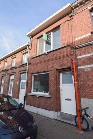 <p><span>Centraal gelegen, instapklare en energiezuinige woning met een doordachte indeling en alle hedendaags comfort. De woning omvat een inkomhal, een volledig ingerichte keuken voorzien van een inductiekookplaat, dampkap, oven, koelkast, diepvries en vaatwasser, een gezellige leefruimte, een afzonderlijk toilet en een praktische bureauruimte. Verder beschikt de woning over een ingerichte badkamer met inloopdouche en dubbele lavabo in meubel, twee slaapkamers, een wasplaats en een aangenaam terras waar u in alle rust kan genieten. EPC: 181 kWh/m²/jaar. Beschikbaar vanaf 01/10/2026. Interesse? Plan uw bezoek in via onze website!</span></p><p><span> </span></p>