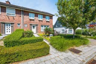 Immo Pické biedt U deze rustig gelegen woning aan met prachtig zicht op de achterliggende weilanden en in de nabijheid van winkels, openbaar vervoer, scholen en de belangrijkste verbindingswegen. Deze woning bestaat uit een inkomhal met gastentoilet, een woonkamer met eetkamer, een keuken, een nachthal, 3 slaapkamers en een badkamer. Daarnaast beschikt deze woning over een garage en kelderruimtes. Aanwezigheid van verschillende open autostaanplaatsen. Achter de woning vinden we een prachtige en ruime tuin (met tuinberging) met een schitterend zicht op de achterliggende weilanden.