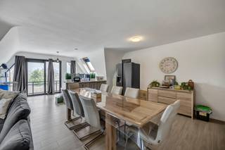 <p>Voor meer info of een bezoek, bel 054 69 39 36 - Op een strategische locatie in Herzele bevindt zich dit<strong> volledig gerenoveerde appartement op de vierde verdieping</strong> van deze residentie. Het station, de bushaltes, de winkels en de scholen bevinden zich op wandelafstand. Het appartement werd <strong>gerenoveerd in 2024 </strong>en omvat een ruime inkomhal die toegang geeft tot <strong>de ruime eet- en leefruimte (60 m²!) met open keuken</strong>. De keuken is voorzien van alle nodige toestellen. Aansluitend aan de leefruimte is er <strong>een balkon </strong>aanwezig. Verder omvat het appartement een ruime badkamer (ligbad, dubbele lavabo en toilet), alsook<strong> twee slaapkamers</strong> en een wasruimte. <strong>Kelderberging en staanplaats zijn inbegrepen in de prijs</strong>. <strong>Goed EPC (B)!</strong> - Elektriciteit conform - Onmiddellijk beschikbaar</p>