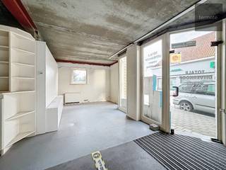 Deze ruime eigendom, nabij het centrum van Desselgem, biedt zeer veel mogelijkheden.Op het gelijkvloers bevindt zich een handelsruimte met bureel en...