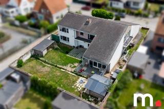 Bent u op zoek naar een comfortabele en ruime VILLA waar wonen en werken perfect gecombineerd kunnen worden? Dan is deze villa precies wat u...