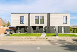 <p><span>SINT-DENIJS-WESTREM - </span><span>Nieuwbouwwoning nabij het Parkbos</span></p><p><span> </span></p><p><span>In de Hemelrijkstraat 15B bevindt zich deze smaakvolle nieuwbouwwoning, waar afwerking, energiezuinigheid en wooncomfort harmonieus samenkomen. </span></p><p><span>Een ideale ligging voor wie rustig wil wonen in een groene omgeving, met het Parkbos vlakbij en op een steenworp van Gent. </span></p><p><span> </span></p><p><span>De belangrijkste troeven: </span></p><ul><li><span>Energiezuinig (E-peil 14!)</span></li><li><span>Ventilatiesysteem type D</span></li><li><span>Vloerverwaring en zonnepanelen</span></li><li><span>Hoogwaardige, kwalitatieve afwerking</span></li><li><span>Nabij invalswegen, winkels, scholen, openbaar vervoer... </span></li></ul><p><span> </span></p><p><span>De indeling gaat als volgt: </span></p><p><span>Gelijkvloers: </span></p><p><span>Inkomhal met gastentoilet, polyvalente ruimte en praktische berging met aansluiting voor wasmachine. <br />De volledig geïnstalleerde keuken sluit naadloos aan op de eet-en leefruimte, waar het grote schuifraam zorgt voor een mooie connectie met de tuin.</span></p><p><span> </span></p><p><span>Verdieping: </span></p><p><span>Op de verdieping bevinden zich de masterbedroom, twee ruimte slaapkamers en twee badkamers, waarvan één met douche en lavabo en één met douche en dubbele lavabo. </span></p><p><span> </span></p><p><span>Belangrijk: </span></p><p><span>Richtprijs: 545.000 EUR</span></p><p><span>EPC: A (23 kWh/m² jaar)</span></p><p><span> </span></p><p><span>Deze woning komt in aanmerking voor aankoop aan 6% btw indien u aan de voorwaarden voldoet.</span></p>