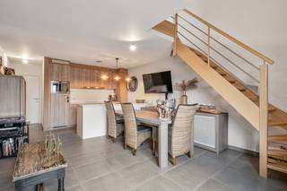 Duplex uit 2016 met 2 slaapkamers en terras Deze recente duplex maakt deel uit van een kleinschalige residentie met slechts 5 eenheden en is...